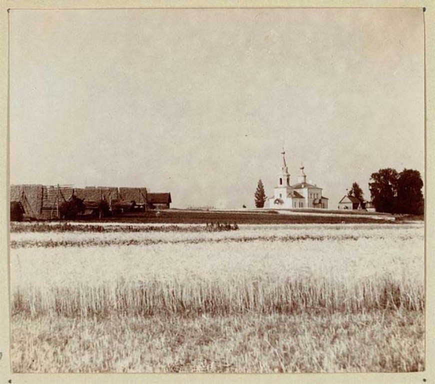 Бытча. Церковь Троицы Живоначальной. архивная фотография, Автор:С.М.Прокудин-Горский Село Бычи по пути к деревне Студенка. 1912 Репродукция №02242   На фотографии видны две церкви: каменная Троицкая церковь (1888 - 1891) и деревянная Никольская церковь (1882).