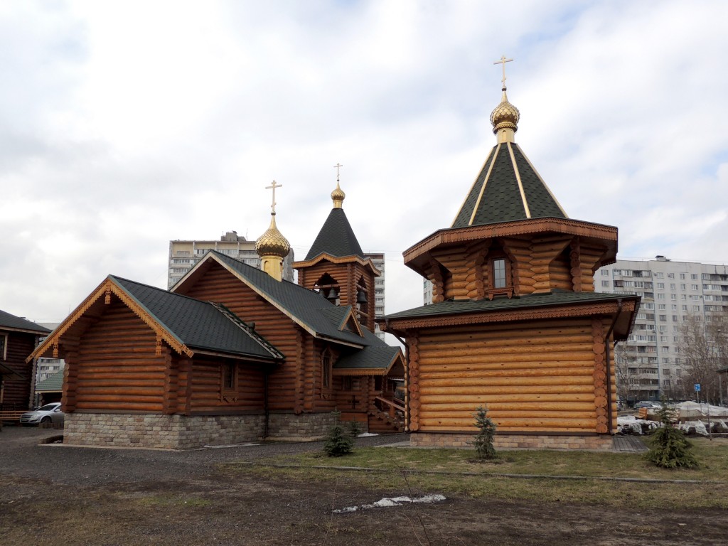 Люблино. Часовня Димитрия Солунского в Люблине. фасады, Слева, Церковь преподобного Саввы Освященного в Люблино