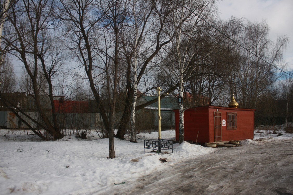 Церковь Тихвинской иконы Божией Матери в Саларьеве (старая), Саларьево (Новомосковский административный округ (НАО), г. Москва). фасады, Вид на церковное место с юго-запада.