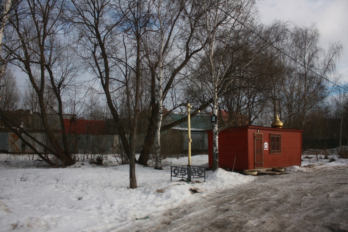 Саларьево. Церковь Тихвинской иконы Божией Матери в Саларьеве (старая). фасады, Вид на церковное место с юго-запада.