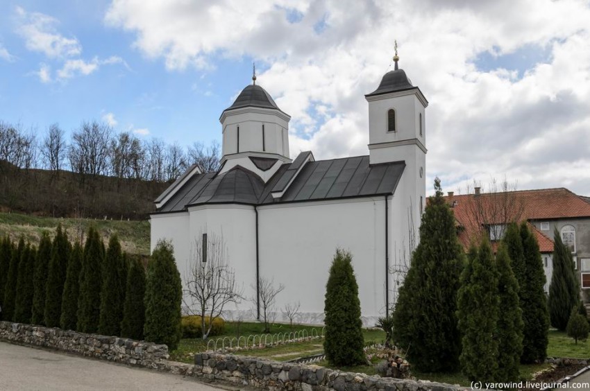 Петковицкий Пятницкий монастырь. Церковь Параскевы Сербской, Шишатовац (АК Воеводина, Сремский округ, Сербия). фасады