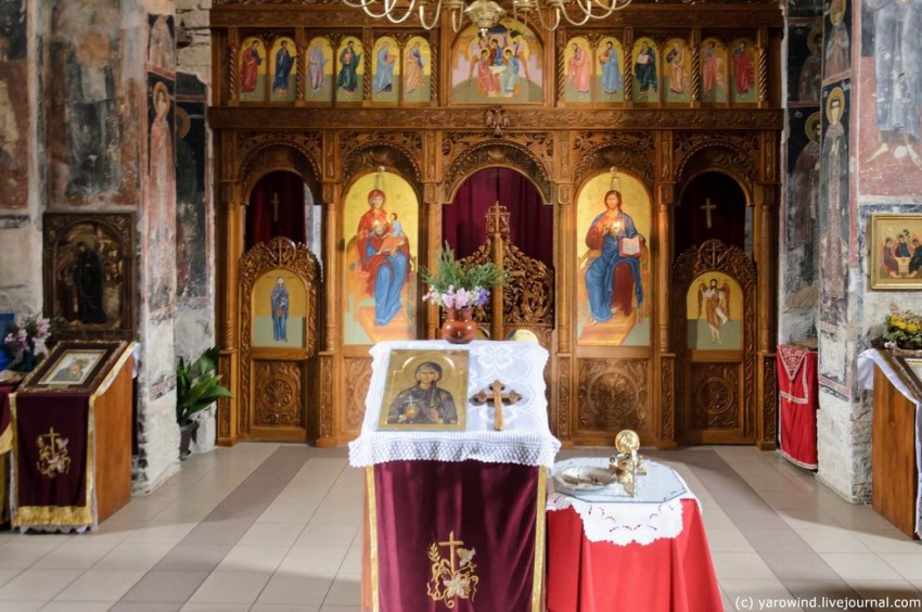 Петковицкий Пятницкий монастырь. Церковь Параскевы Сербской, Шишатовац (АК Воеводина, Сремский округ, Сербия). интерьер и убранство