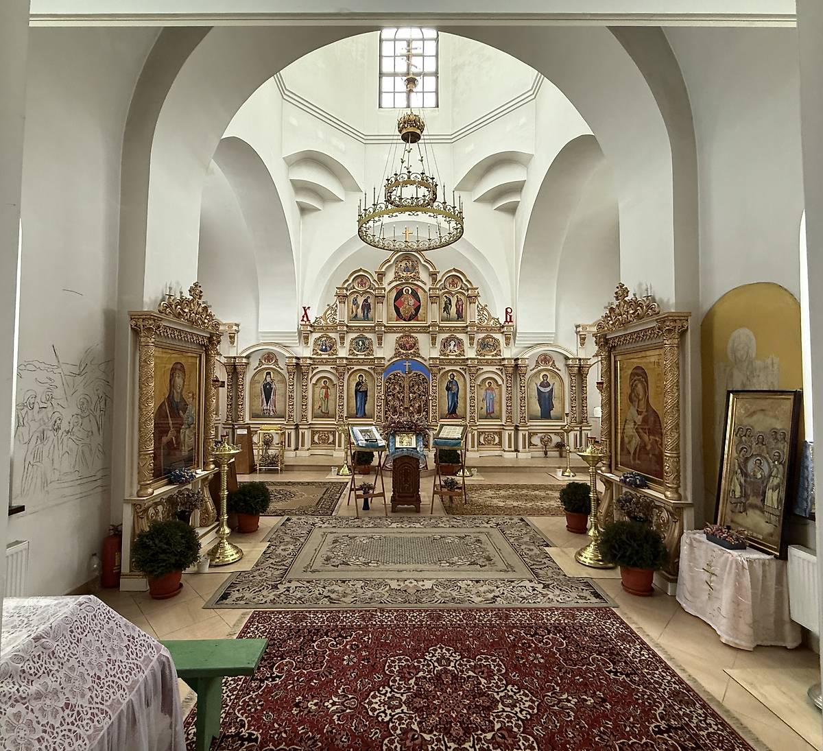 Вид из трапезной в основной объем, интерьер и убранство. Церковь Покрова Пресвятой Богородицы (новая), Чечевичи (Быховский район, Беларусь, Могилёвская область)