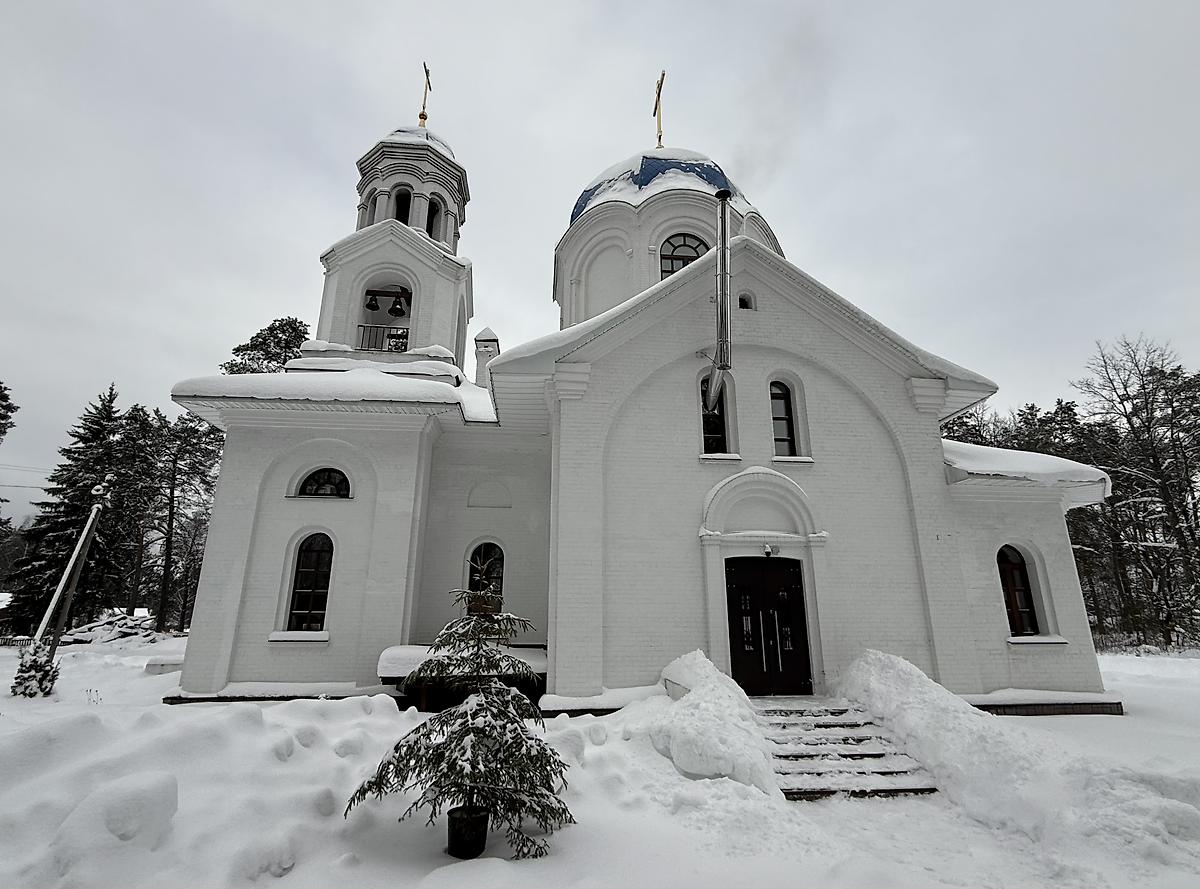Вид с юга. Слева видны фрагменты сгоревшей и разобранной старой Покровской церкви, фасады. Церковь Покрова Пресвятой Богородицы (новая), Чечевичи (Быховский район, Беларусь, Могилёвская область)