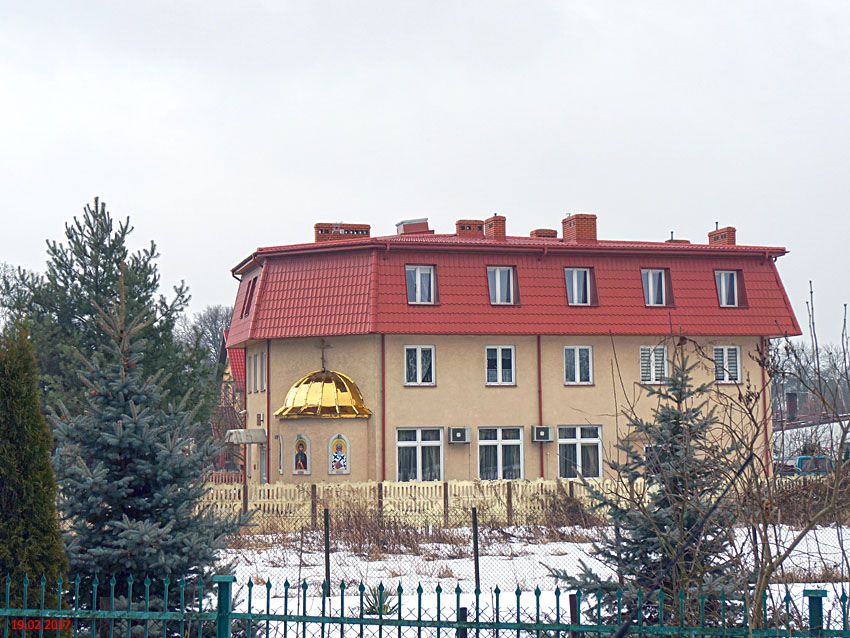 Бяла-Подляска. Домовая неизвестная церковь при центре православной культуры. общий вид в ландшафте