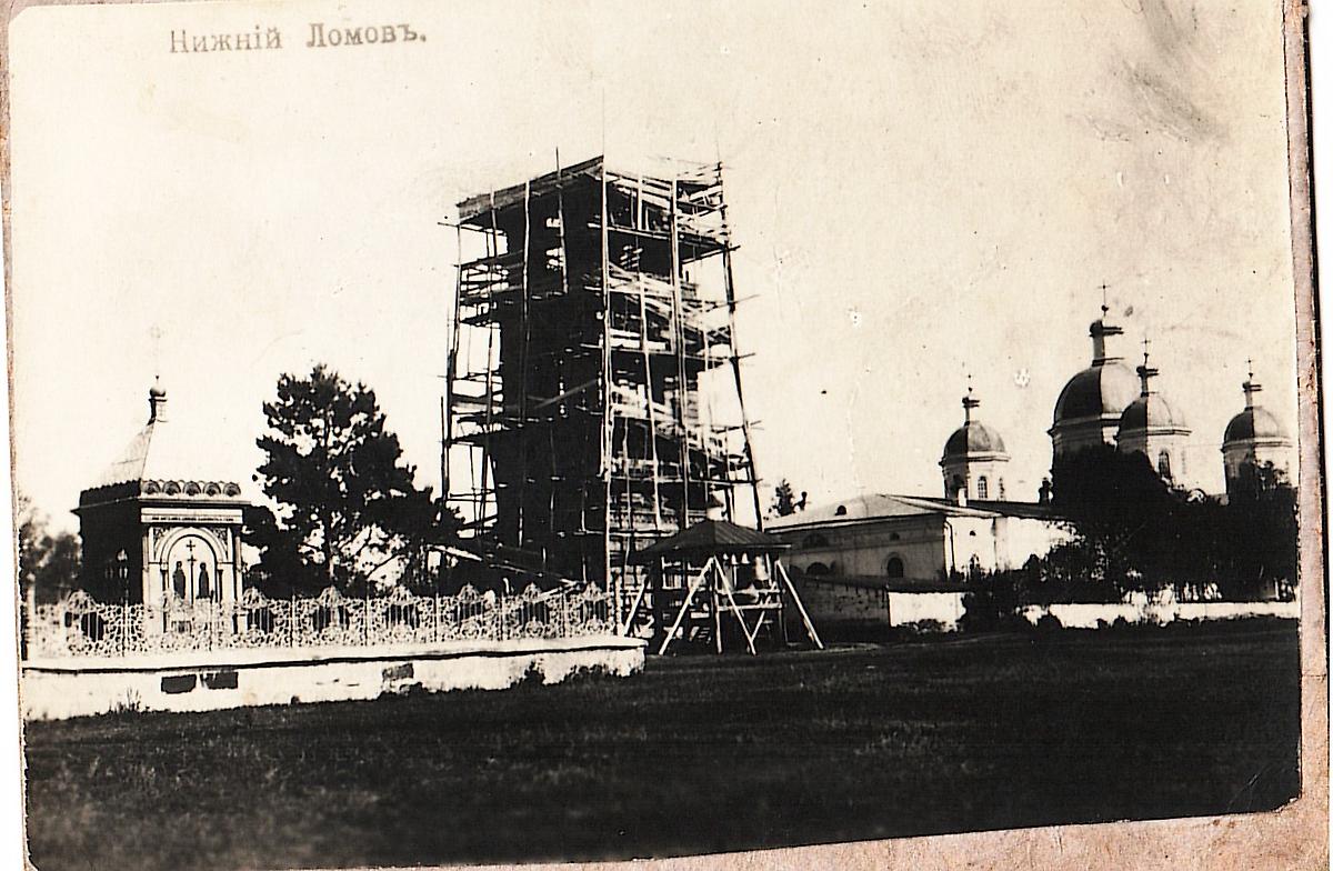 Постройка колокольни при Крестовоздвиженском соборе. 1868 год. goskatalog.ru, архивная фотография. Собор Воздвижения Креста Господня, Нижний Ломов (Нижнеломовский район, Пензенская область)
