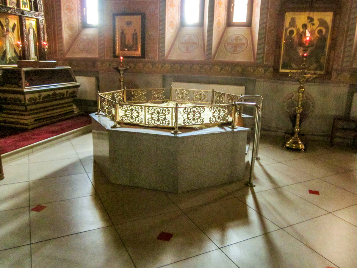 Церковь Всех Святых в Филёвской пойме, Филёвский парк (Западный административный округ (ЗАО), г. Москва). интерьер и убранство, Купель в южном приделе нижнего храма.