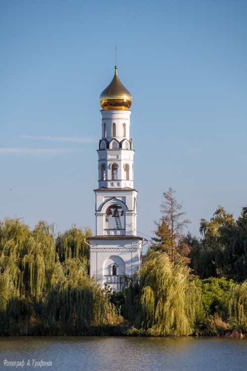 Подворье Краснодарского Всецарицынского женского монастыря. Часовня Георгия Победоносца в колокольне, Пластуновская (Динской район, Краснодарский край). фасады