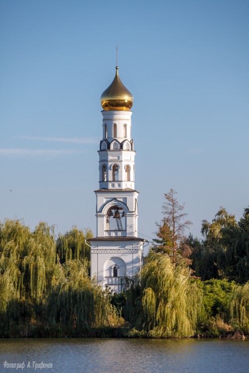 Пластуновская. Подворье Краснодарского Всецарицынского женского монастыря. Часовня Георгия Победоносца в колокольне. фасады