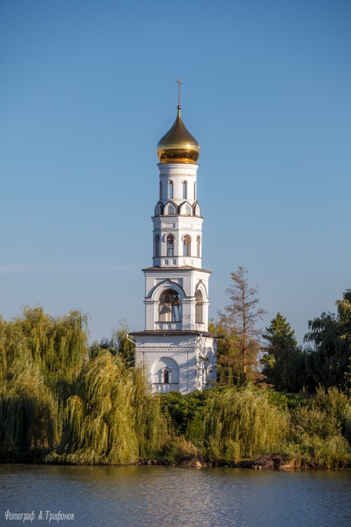 Подворье Краснодарского Всецарицынского женского монастыря. Часовня Георгия Победоносца в колокольне, Пластуновская (Динской район, Краснодарский край). фасады