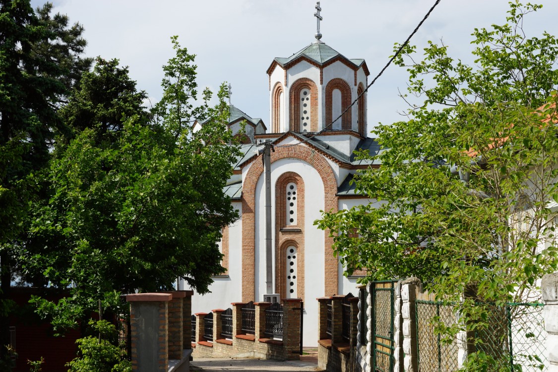 Вршац. Церковь Феодора Вршацкого. общий вид в ландшафте