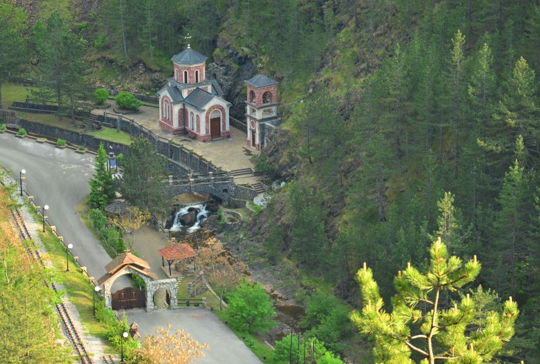 Церковь Иоанна Предтечи, Мокра-Гора (Златиборский округ, Сербия). общий вид в ландшафте