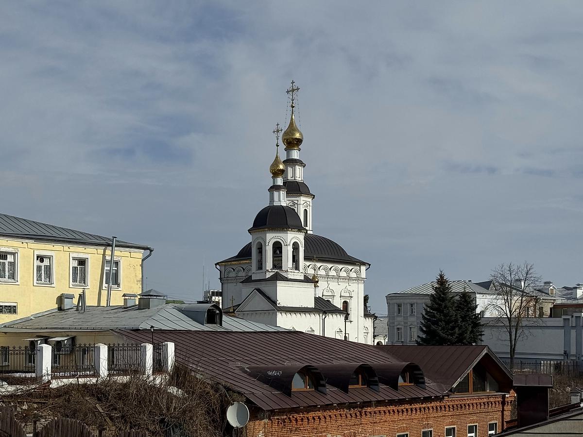 Вид от Георгиевской церкви, общий вид в ландшафте. Церковь Владимира равноапостольного на Пятницкой горке, Владимир (Владимир, город, Владимирская область)