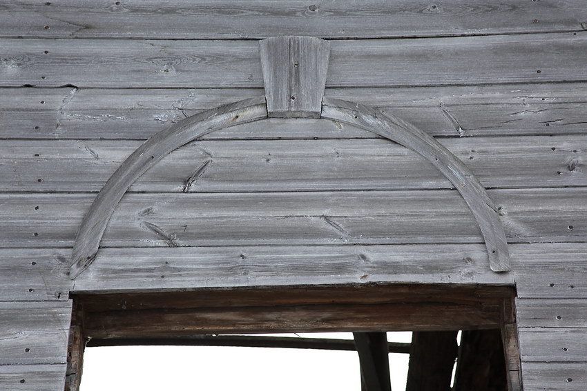 Карауловка. Церковь Михаила Архангела. архитектурные детали, Декор над окном