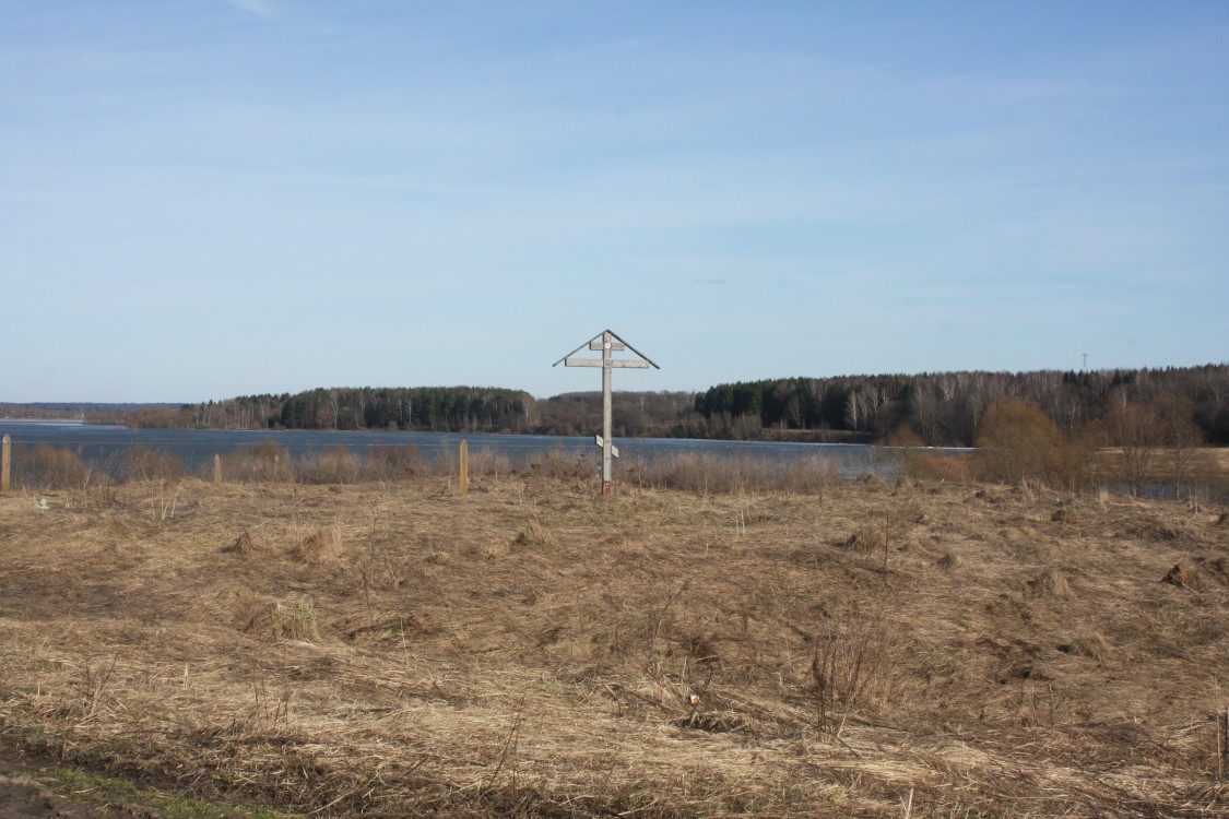 Церковь Успения Пресвятой Богородицы, Криушино (Можайский городской округ, Московская область). дополнительная информация, Вид на церковное место с запада.