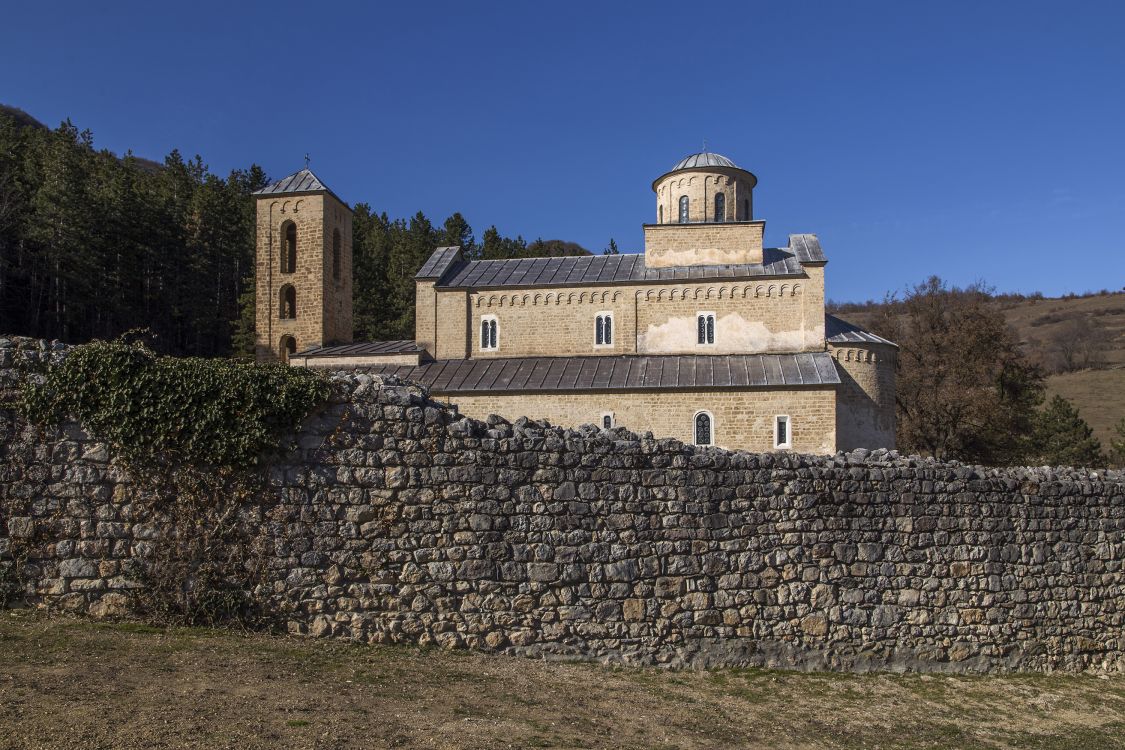 Доляни. Сопочанский Троицкий монастырь. общий вид в ландшафте