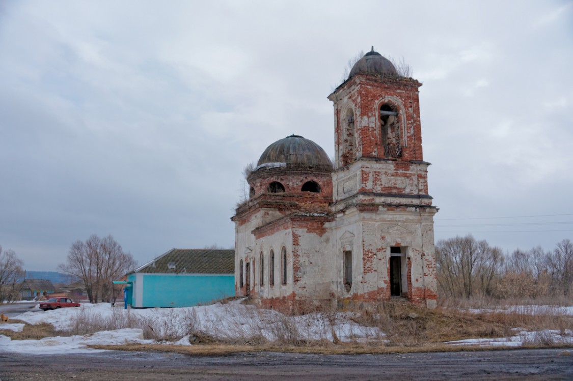 Церковь Михаила Архангела, Репьёвка (Инзенский район, Ульяновская область). фасады, Есть воспоминания очевидцев, что на месте голубого 
магазина, за церковью, раньше был погост. 