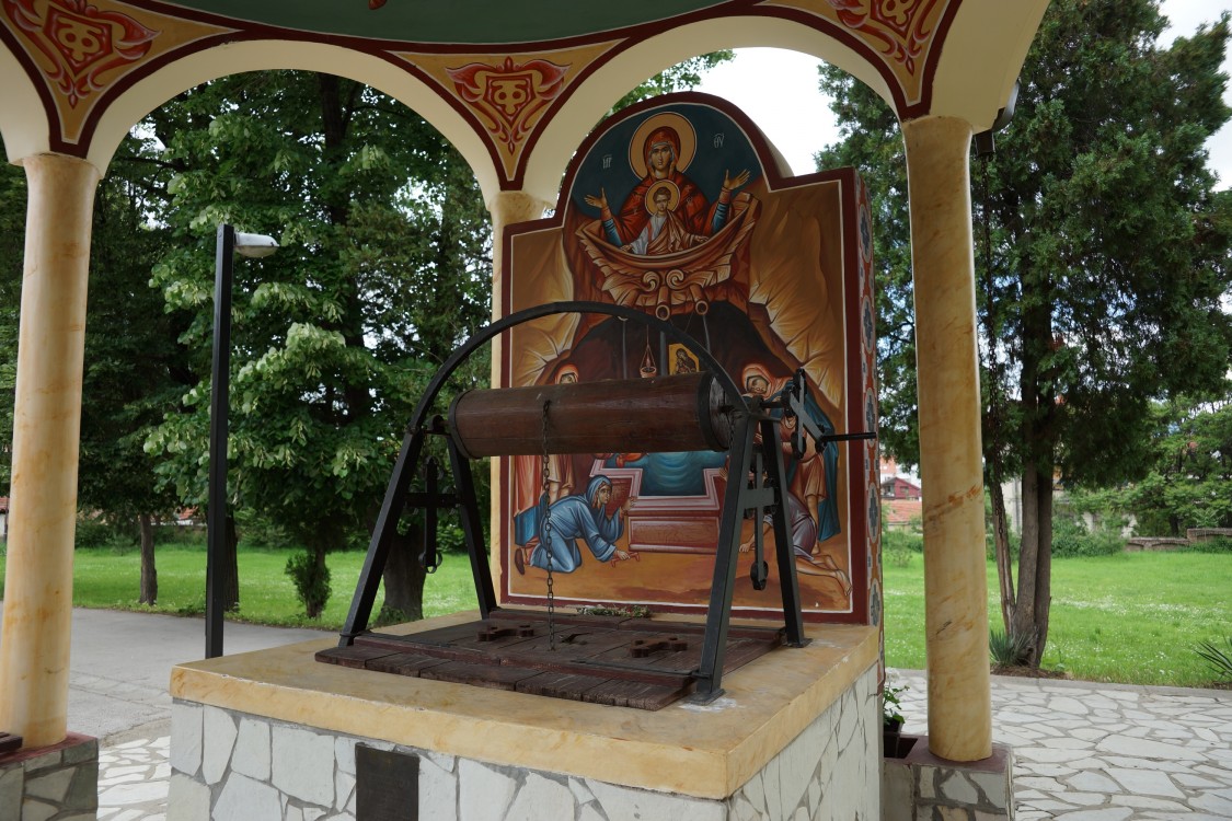 Церковь Перенесения мощей Николая Мирликийского Чудотворца в Бари, Ниш (Нишавский округ, Сербия). дополнительная информация, Колодец