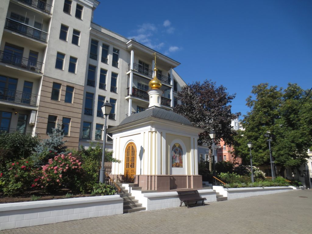 Часовня-усыпальница Алексия Бахтина при церкви апостола Иакова в Казённой слободе, Басманный (Центральный административный округ (ЦАО), г. Москва). общий вид в ландшафте