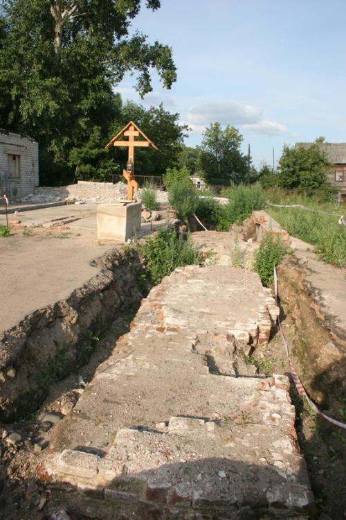 Петровский монастырь. Собор Петра и Павла, Ростов Великий (Ростовский район, Ярославская область). дополнительная информация, Фундамент церкви до татаро-монгольского нашествия (со слов жителей)