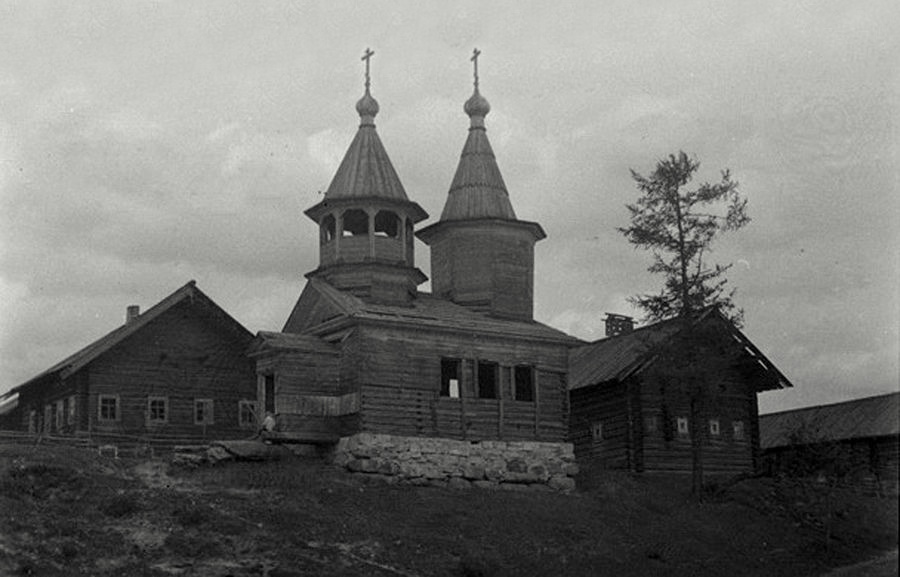 Часовня Воздвижения Креста Господня (Иоанна Богослова), Большой Халуй (Каргопольский район, Архангельская область). архивная фотография, Часовня с юго-западной стороны. Фото В.И. Котовского, onegaonline.ru