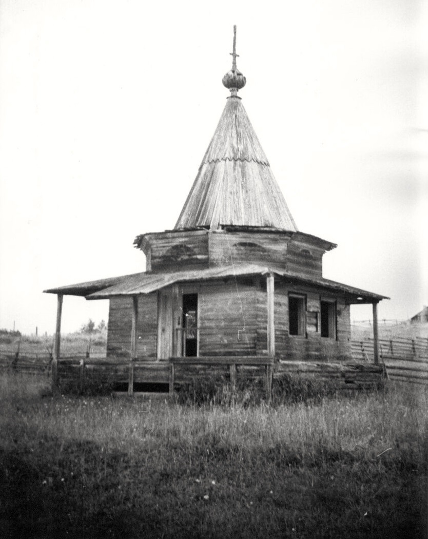 Матвеевка, урочище. Часовня Воздвижения Креста Господня. архивная фотография, Фото 1973 года из паспорта ОКН. kartarf.ru Часовня Воздвижения Креста Господня, Матвеевка, урочище (Онежский район, Архангельская область). архивная фотография, Фото 1973 года из паспорта ОКН. kartarf.ru