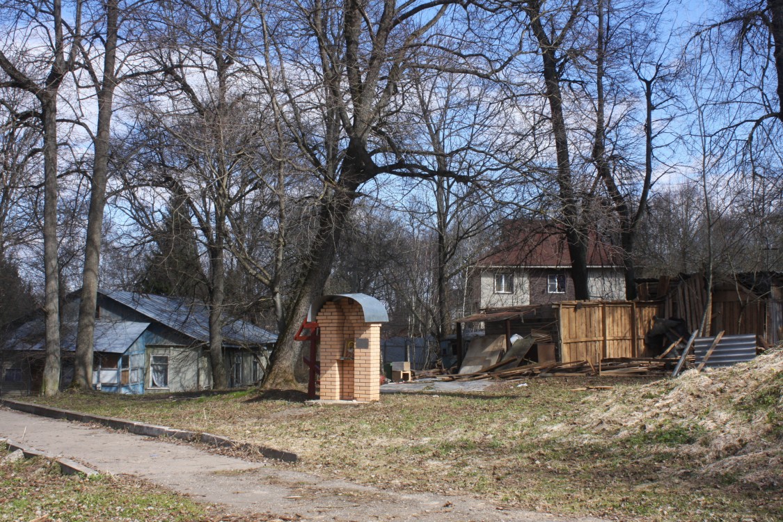 Церковь Троицы Живоначальной, Сатино (Боровский район, Калужская область). фасады, Вид на церковное место с юго-запада.