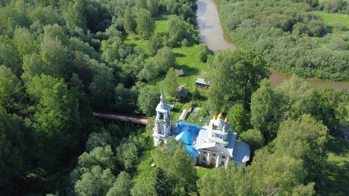 общий вид в ландшафте. Церковь Успения Пресвятой Богородицы во Льгове, Успенье, урочище (Галичский район, Костромская область)