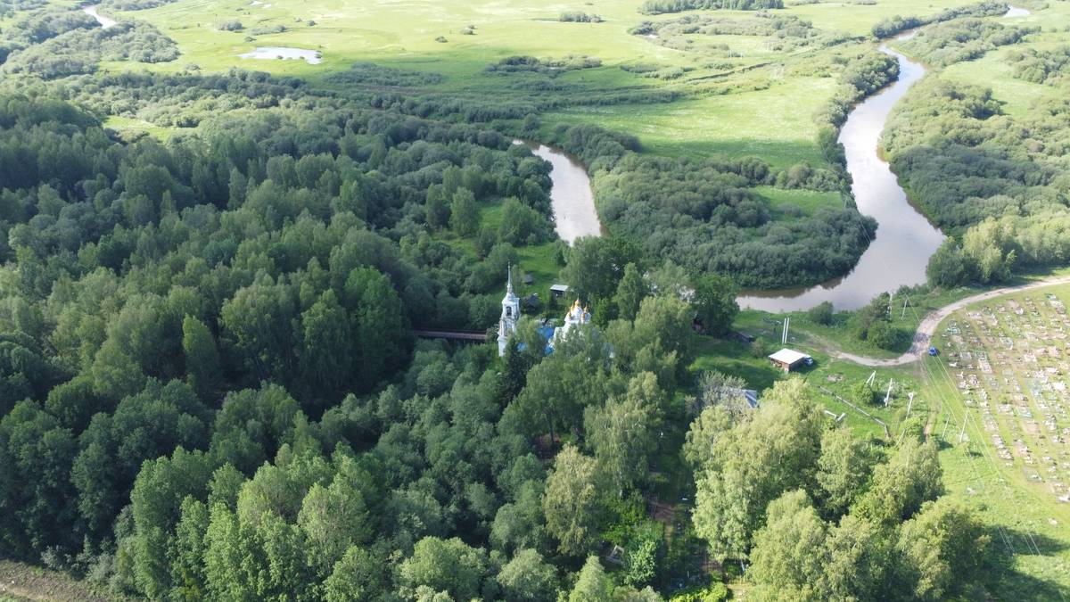 общий вид в ландшафте. Церковь Успения Пресвятой Богородицы во Льгове, Успенье, урочище (Галичский район, Костромская область)