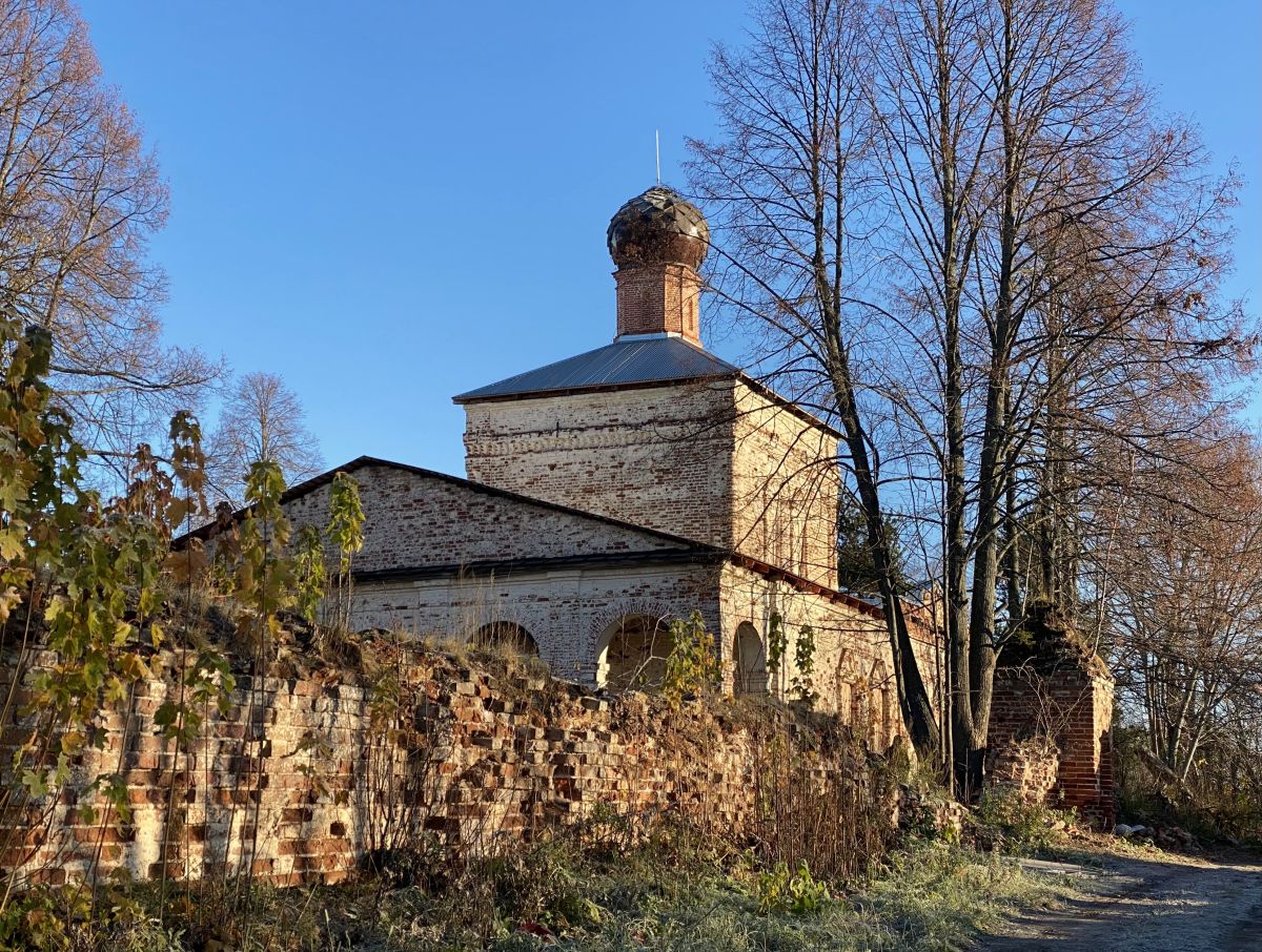 Церковь Михаила Архангела, Ликурга (Буйский район, Костромская область). фасады, Вид из-за ограды с юго-запада, видна новая консервационная кровля
