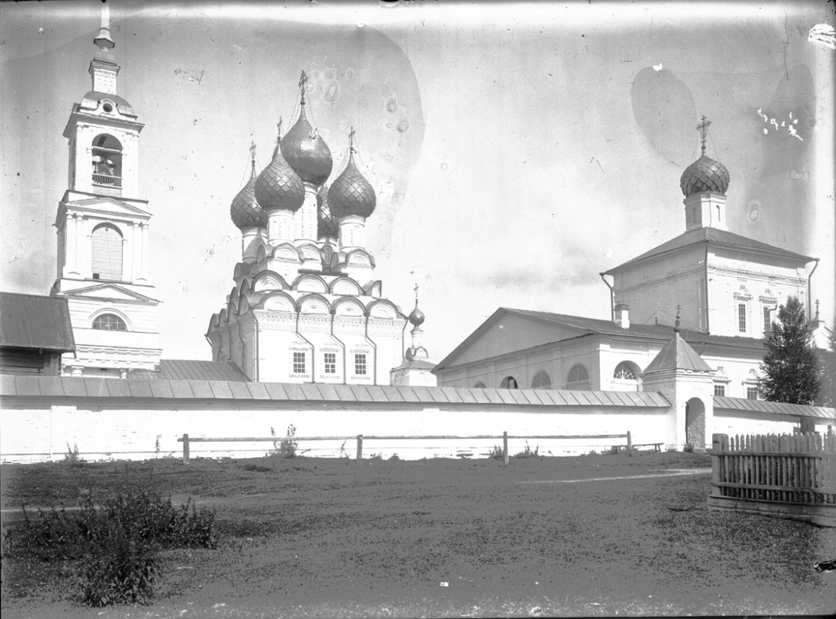 Храмовый комплекс. Церкви Троицы Живоначальной и Михаила Архангела, Ликурга (Буйский район, Костромская область). архивная фотография, Общий вид с юго-запада. Фото Кларка В. Н. 1906-1908 гг. из фондов Костромского музея-заповедника. (ГК № 24783943)