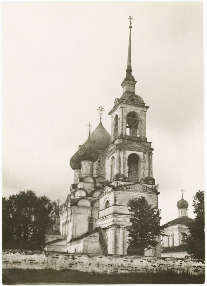 Храмовый комплекс. Церкви Троицы Живоначальной и Михаила Архангела, Ликурга (Буйский район, Костромская область). архивная фотография, Общий вид с западной стороны. Фото 1950-х гг. из фондов Костромского музея-заповедника. (ГК № 65633135)