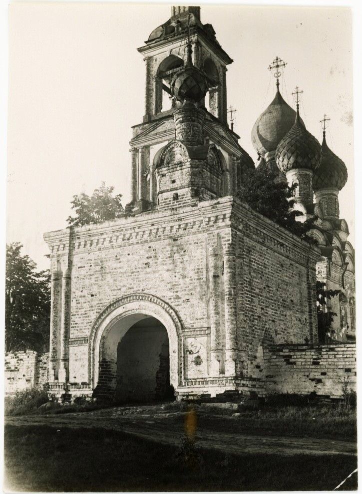 Храмовый комплекс. Церкви Троицы Живоначальной и Михаила Архангела, Ликурга (Буйский район, Костромская область). архивная фотография, Святые врата каменной ограды, которой обнесены церкви Троицы Живоначальной и Михаила Архангела. Общий вид. Фото 1950-х гг. из фондов Костромского музея-заповедника. (ГК № 65633685)