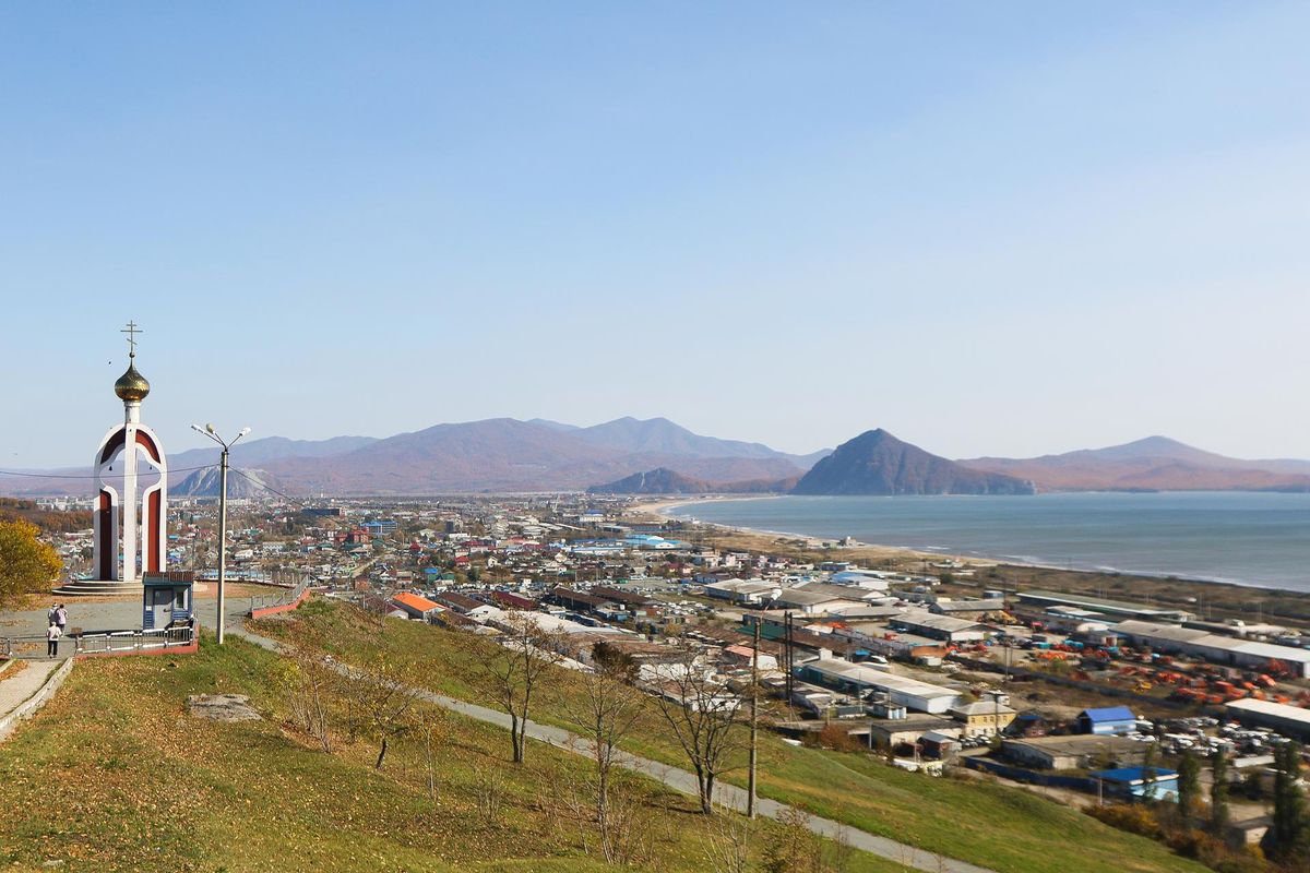 общий вид в ландшафте. Звонница при памятнике "Скорбящая мать", Находка (Находка, город, Приморский край)