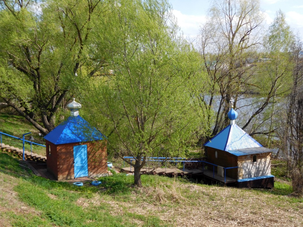 Часовня Владимирской иконы Божией Матери, Алакаевка (Кинельский район, Самарская область). общий вид в ландшафте, Святой источник, слева часовня Владимирской иконы Божией Матери, справа купальня