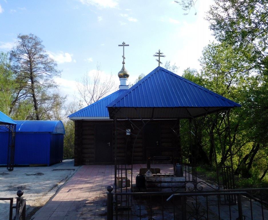 Чубовка. Покровский мужской монастырь. Часовня Покрова Пресвятой Богородицы. фасады, Колодец на фоне купальни