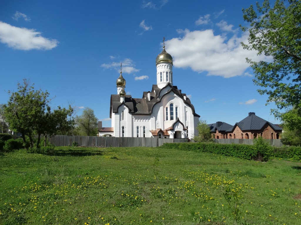 Оренбург. Церковь Михаила Архангела. общий вид в ландшафте