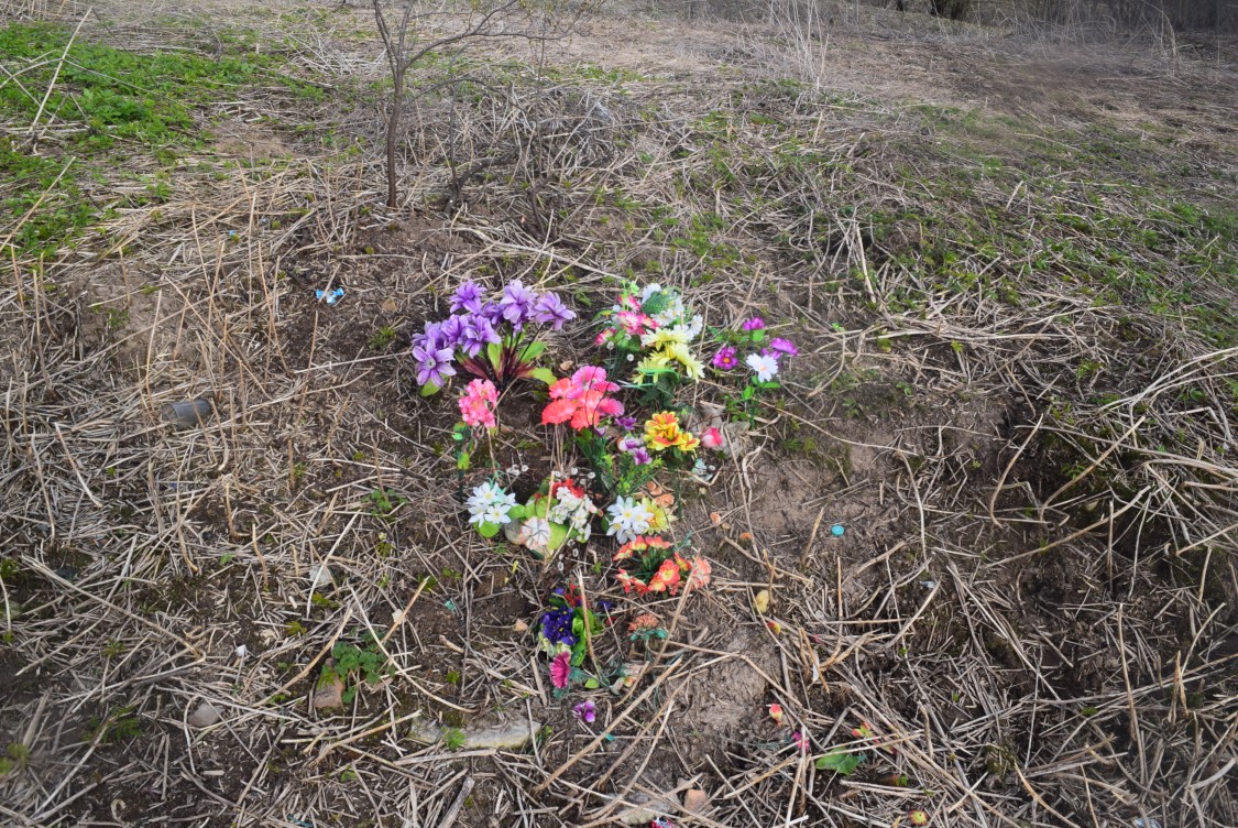 Церковь Покрова Пресвятой Богородицы, Усты (Сухиничский район, Калужская область). дополнительная информация, Цветы на храмовом месте