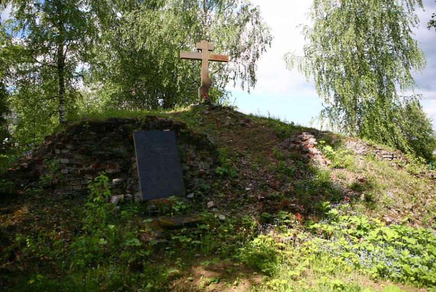 Церковь Успения Пресвятой Богородицы, Полново (Демянский район, Новгородская область). дополнительная информация, Фундамент и памятная плита.