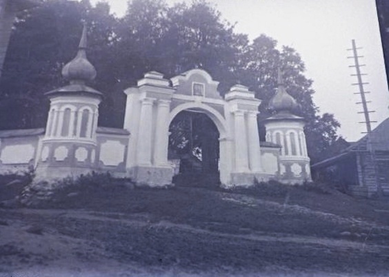 Церковь Успения Пресвятой Богородицы, Полново (Демянский район, Новгородская область). архивная фотография, Фото 1935 г. Вид на ворота с фрагментом ограды. Госкаталог № 38735107. ГНИМА им Щусева