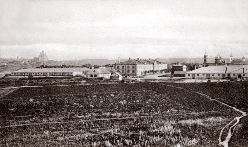 Елец. Церковь Покрова Пресвятой Богородицы при Нежинском полку. архивная фотография, Вид на казармы Нежинского драгунского полка. Справа — Покровская церковь. Открытка 1900-х гг.