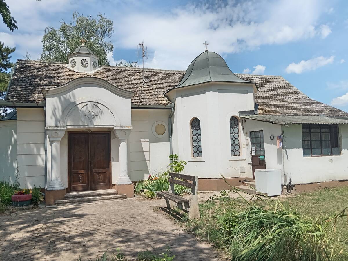 Сомборский Стефановский монастырь. Домовая часовня Перенесения мощей Николая Мирликийского Чудотворца в Бари, Сомбор (АК Воеводина, Западно-Бачский округ, Сербия). фасады