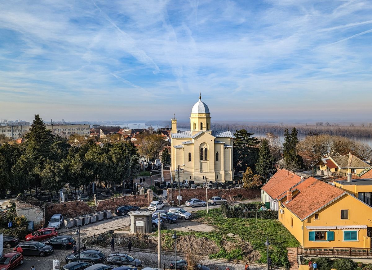 Белград. Церковь Димитрия Солунского. общий вид в ландшафте, Вид с башни Гардош