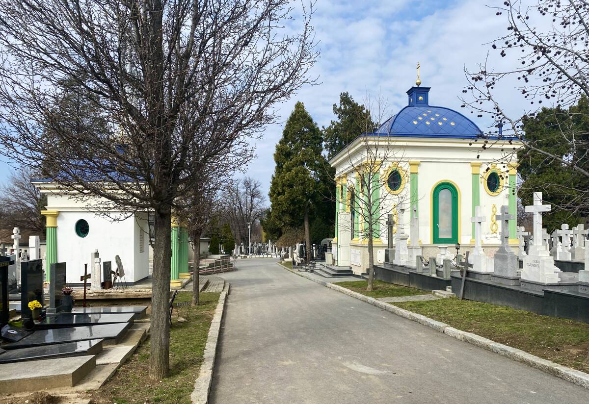 Часовня Иверской иконы Божией Матери, Белград (Белград, округ, Сербия). общий вид в ландшафте, Часовня и служебная постройка на другой стороне аллеи