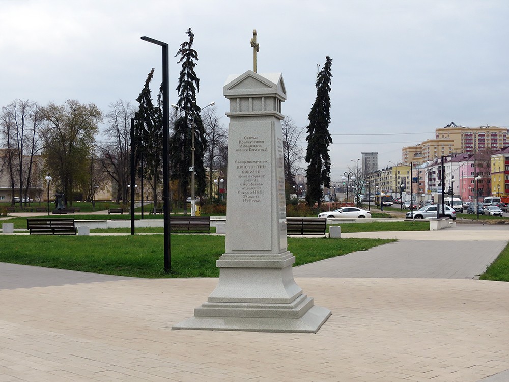 Часовня Новомучеников и исповедников Церкви Русской, Люберцы (Люберецкий городской округ, гг. Лыткарино, Котельники, Московская область). фасады, Памятный знак, установленный в 2017 г. на месте взорванного в 1936 г.  Преображенского храма