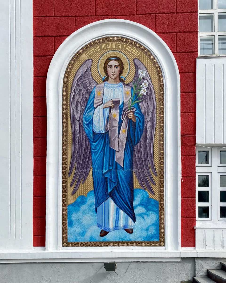 Церковь Михаила Архангела, Новосибирск (Новосибирск, город, Новосибирская область). дополнительная информация, Мозаичное панно Архангела Гавриила (слева от входа в храм)