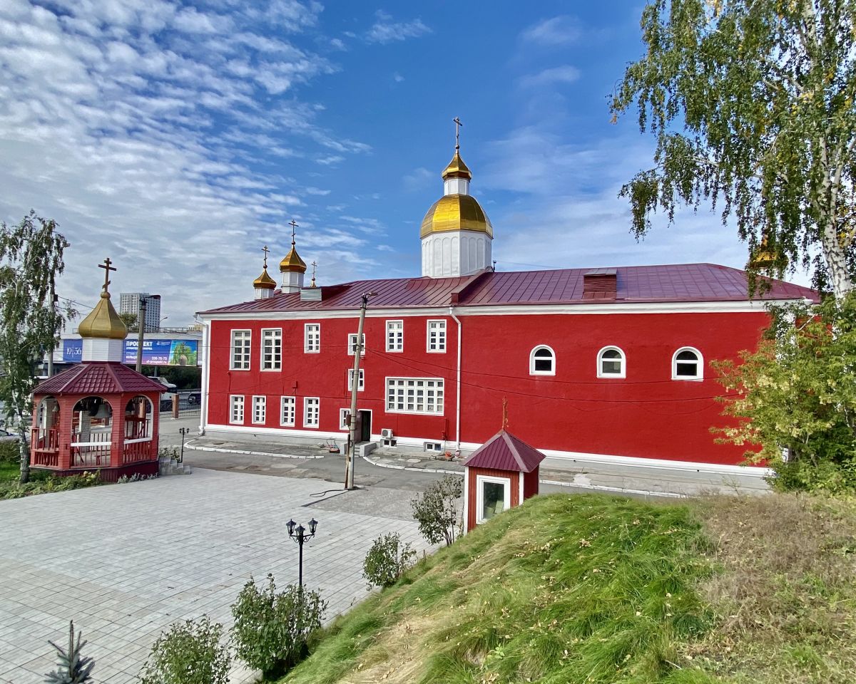 Церковь Михаила Архангела, Новосибирск (Новосибирск, город, Новосибирская область). фасады, Вид с холма во дворе