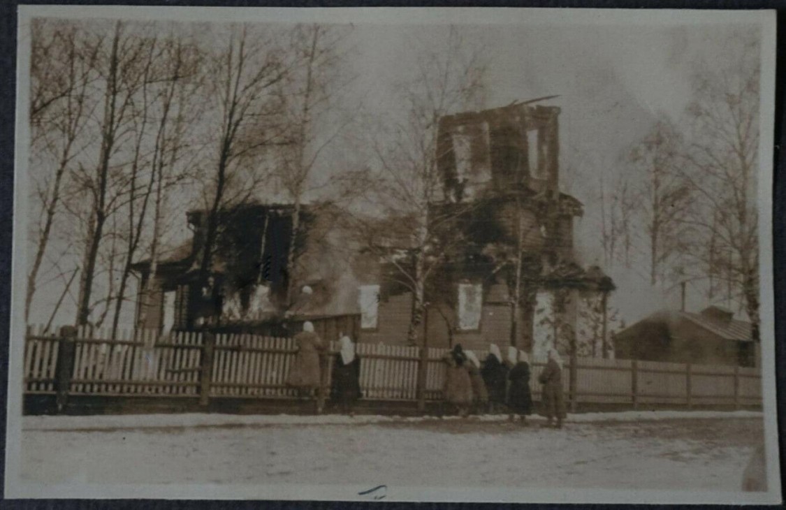 Церковь Покрова Пресвятой Богородицы (старая), Деревок (Любешовский район, Украина, Волынская область). архивная фотография, Гибель храма. Почтовая фотооткрытка 1916 г
