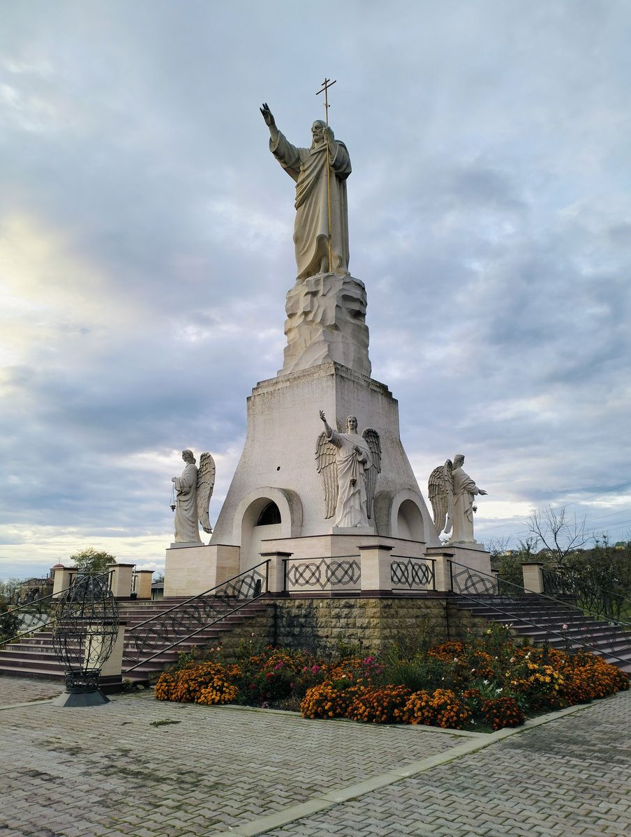 Часовня Воскресения Христова, Ессентуки (Ессентуки, город, Ставропольский край). фасады, Скульптурный Образ Иисуса Воскресшего, высота 22 метра