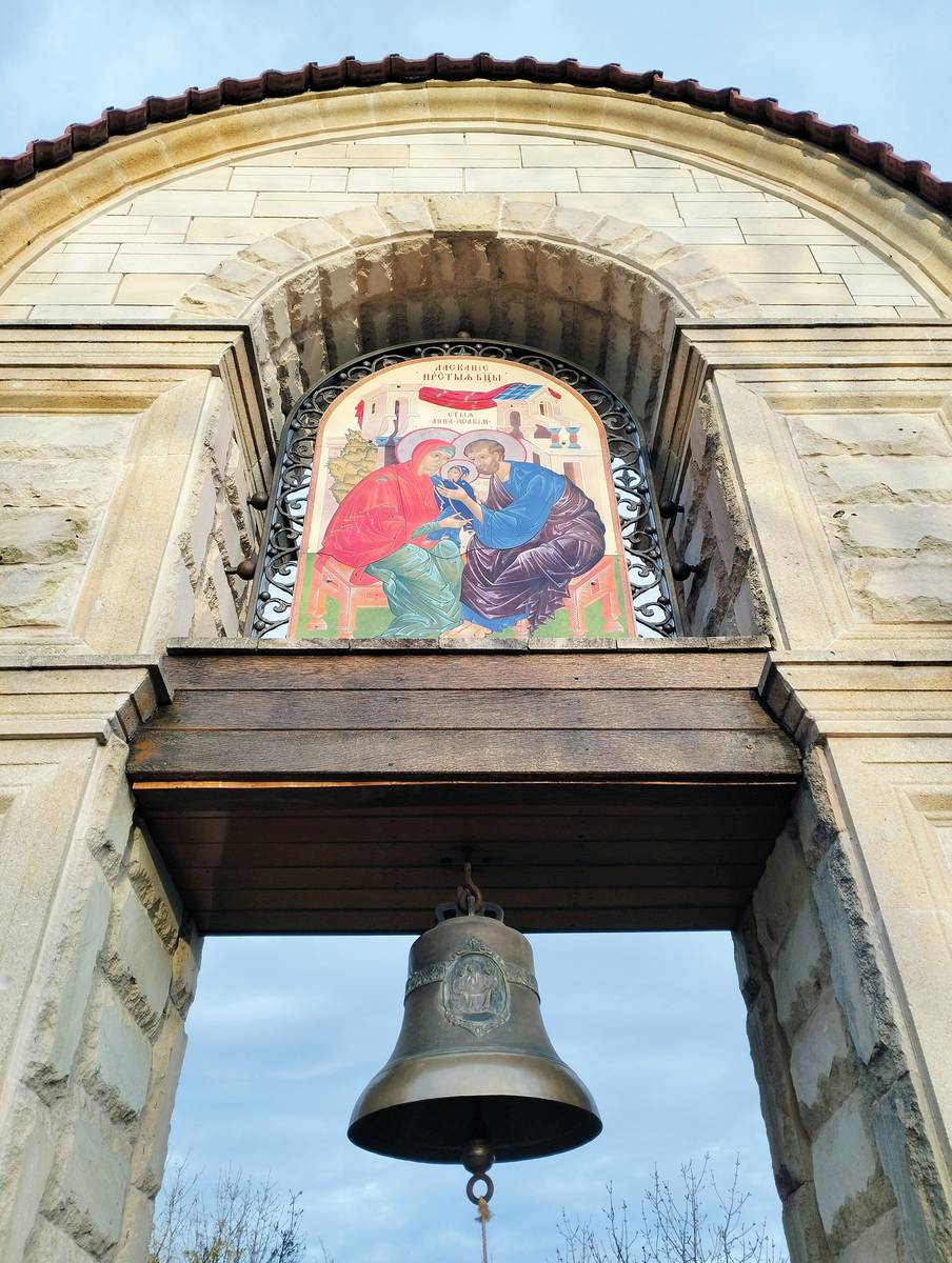 Часовня Иоакима и Анны и Петра и Февронии, Ессентуки (Ессентуки, город, Ставропольский край). архитектурные детали, Икона «Ласкание Пресвятой Богородицы»